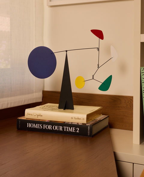 Mobile Roma de Volta Mobiles présenté dans un intérieur contemporain