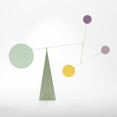 Mobile Seoul de Volta Mobiles avec formes géométriques colorées sur fond clair
