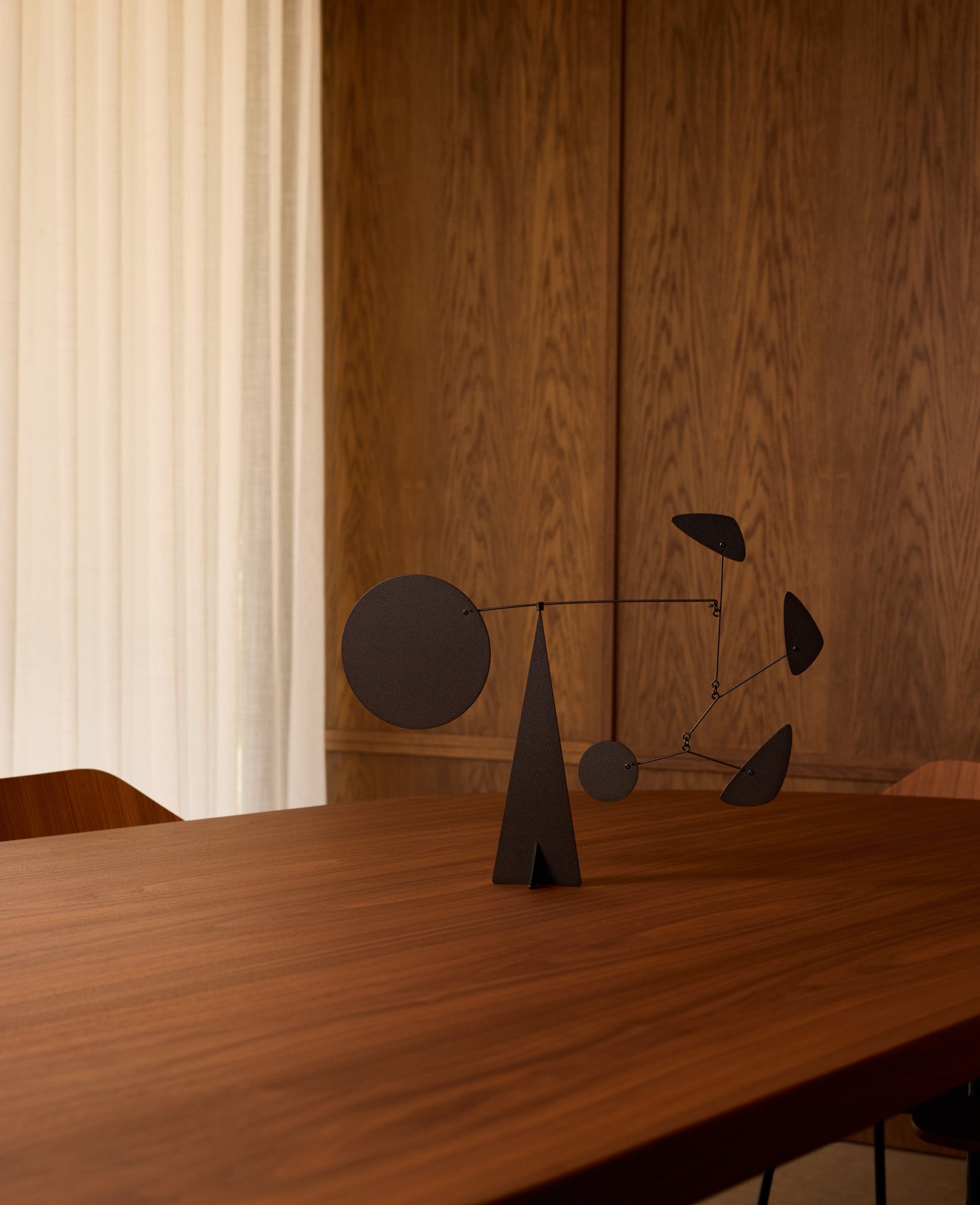 Mobile Santorini de Volta Mobiles présenté dans un intérieur contemporain