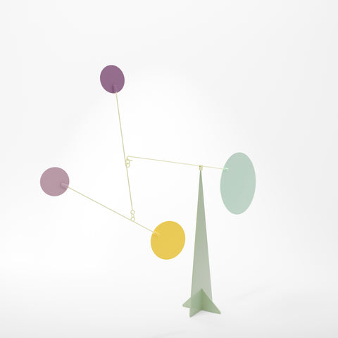 Détail du mobile Seoul de Volta Mobiles avec formes géométriques colorées