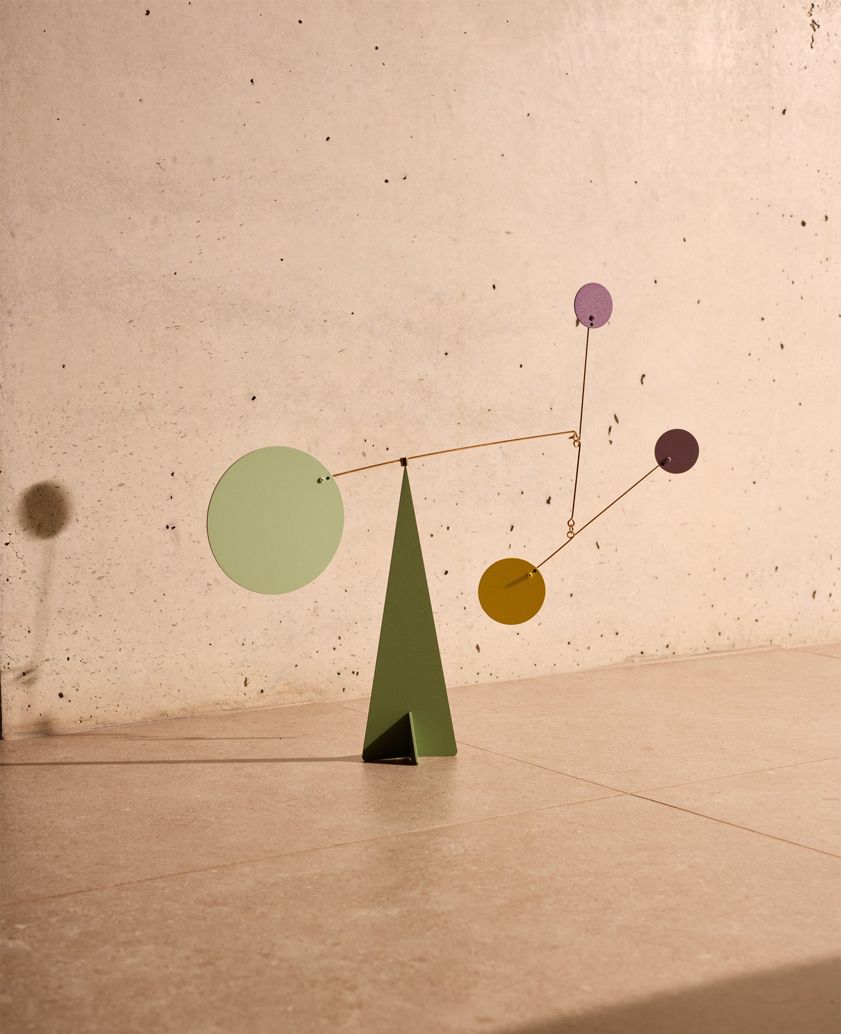 Mobile Seoul de Volta Mobiles présenté dans un intérieur contemporain