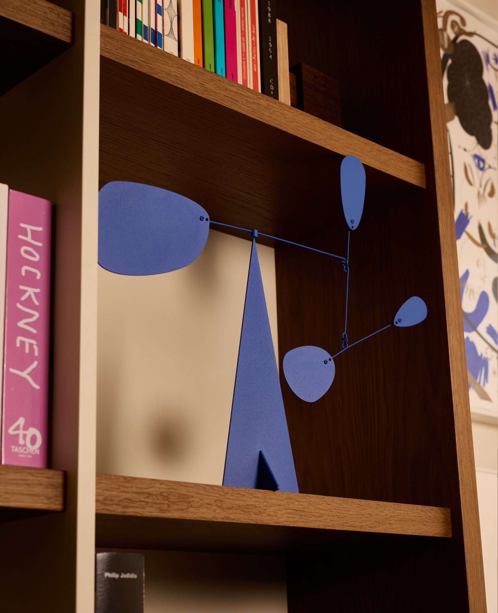 Mobile Stockholm de Volta Mobiles présenté dans un intérieur contemporain