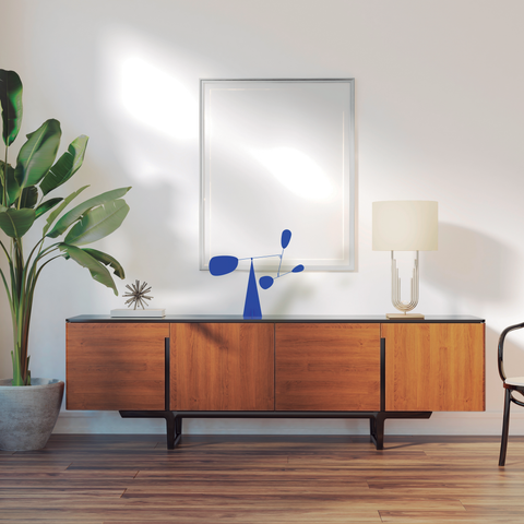 Mobile Stockholm de Volta Mobiles présenté dans un intérieur contemporain