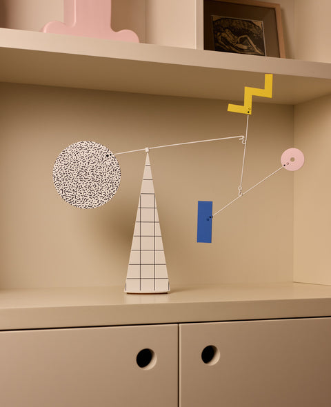 Mobile Sydney de Volta Mobiles présenté dans un intérieur contemporain