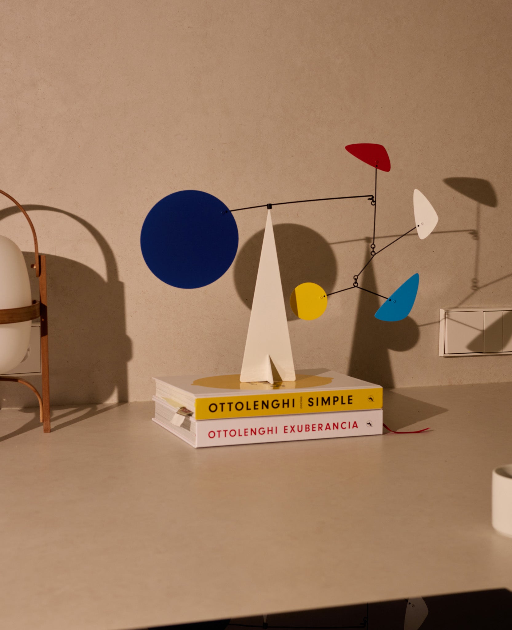 Mobile Galapagos de Volta Mobiles présenté dans un intérieur contemporain