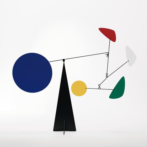 Mobile Roma de Volta Mobiles avec formes géométriques bleues, rouges, jaunes, vertes et blanches sur fond clair