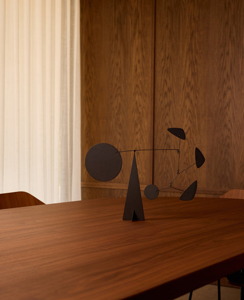 Mobile Santorini de Volta Mobiles présenté dans un intérieur contemporain