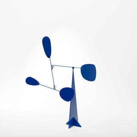 Détail du mobile Stockholm de Volta Mobiles avec formes géométriques colorées
