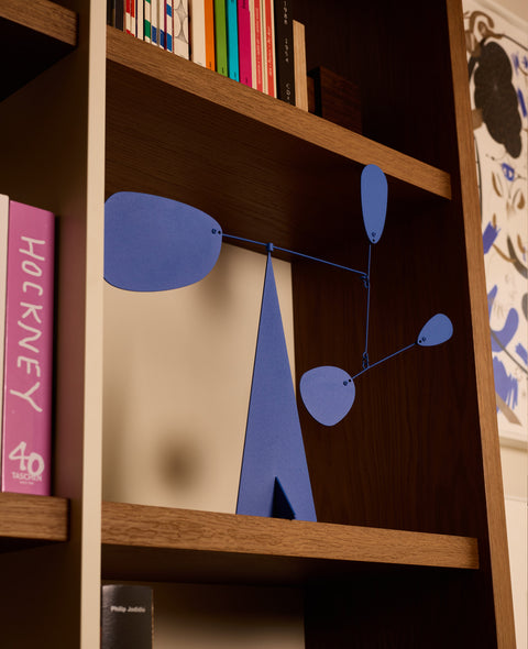 Mobile Stockholm de Volta Mobiles présenté dans un intérieur contemporain