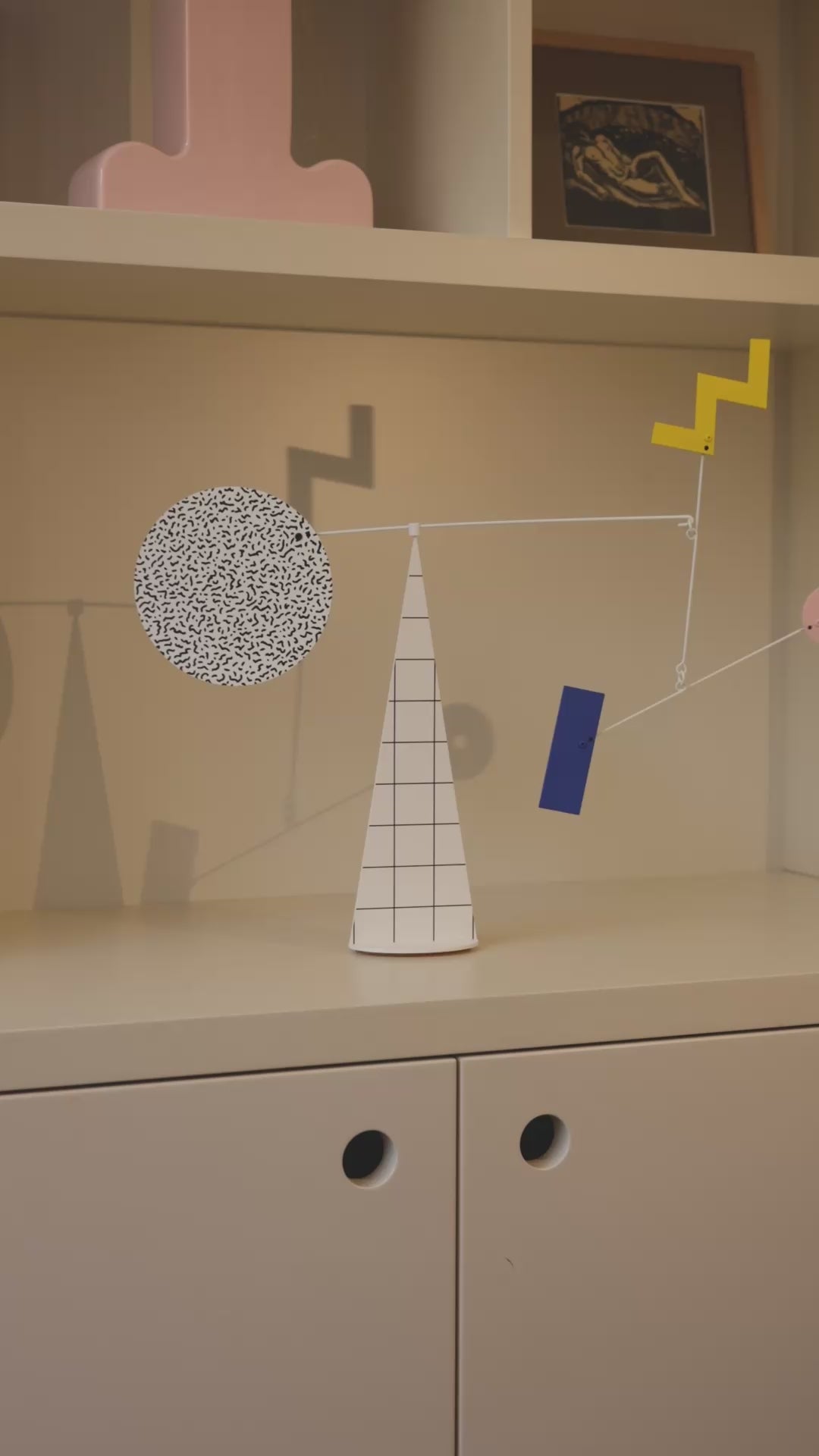 Vidéo du mobile Sydney de Volta Mobiles en mouvement, avec formes géométriques colorées