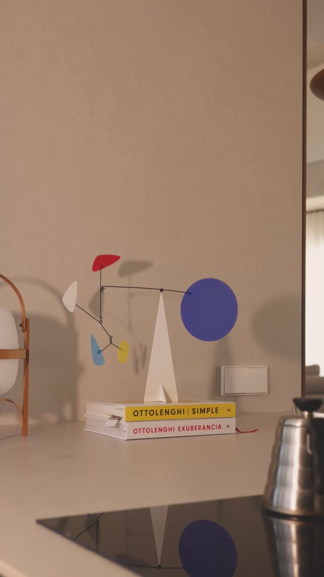 Vidéo du mobile Galapagos de Volta Mobiles en mouvement, avec formes géométriques colorées